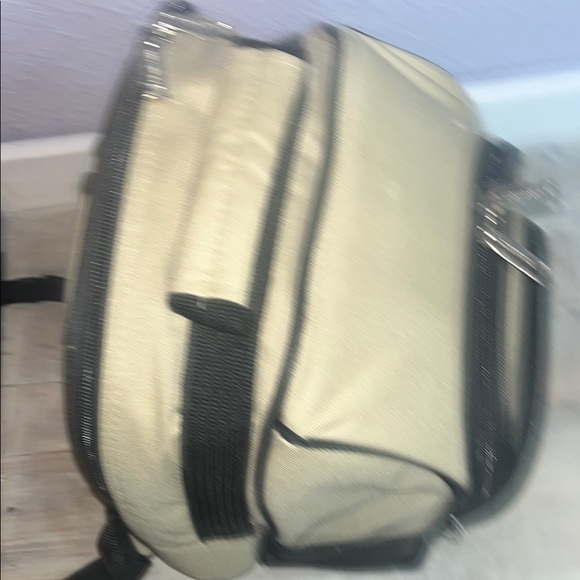 EUC Outdoor Excursions Beige Backpack with Picnic Set - Picture 7 of 14